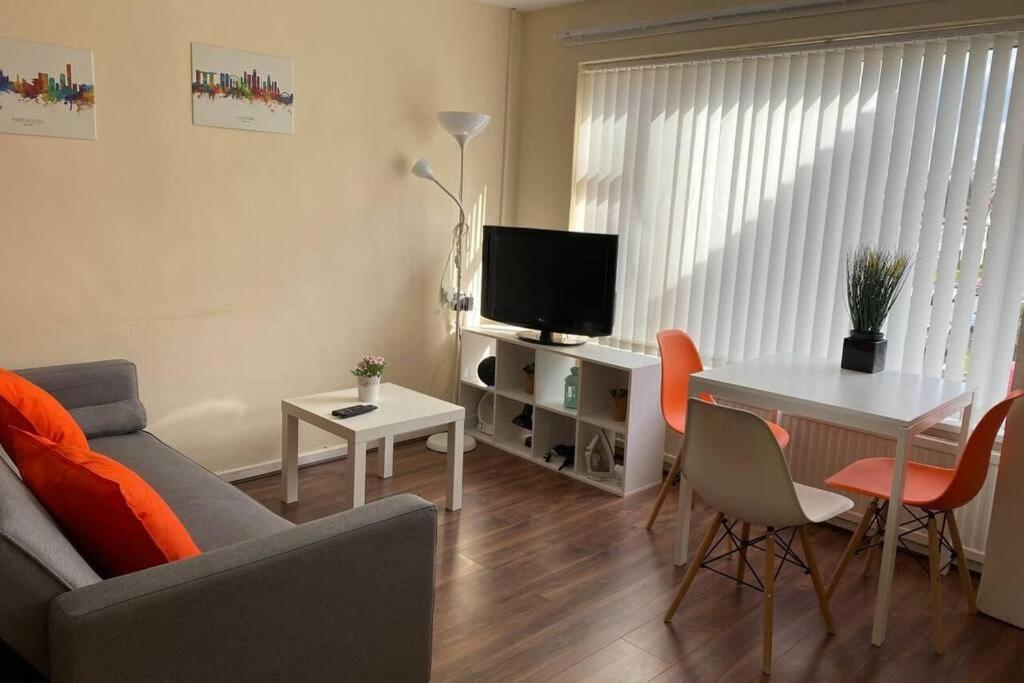 Conveniently Situated 1Bed Apt In Stretford Apartment Manchester Exterior photo