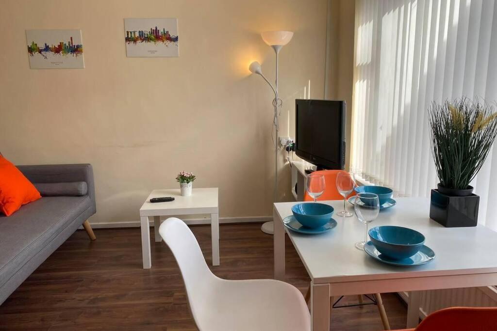 Conveniently Situated 1Bed Apt In Stretford Apartment Manchester Exterior photo
